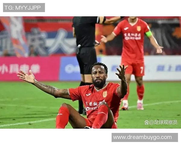 足球明星遭女友背叛情感危机引发媒体热议与球迷关注